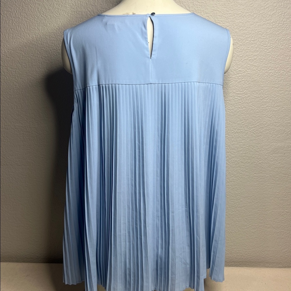 Calvin Klein Light Blue Pleated Sleeveless Blouse XL Flowing Tunic Top - Picture 4 of 5